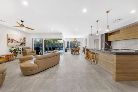 Pet Friendly Holiday Home With Pool On Alex - Accommodation BNB 0