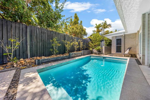 Pet Friendly Holiday Home With Pool On Alex - Accommodation BNB 1