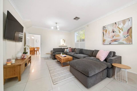 Petal And Bloom - 3BR Family CBD - Accommodation BNB 3