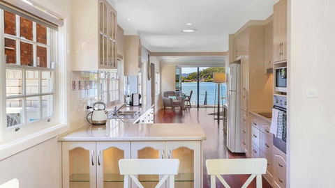 Pine Tree Cottage - Waterfront - Accommodation BNB 3