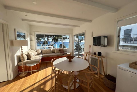 PIPI SHACK - Iconic Waterfront Shack Binalong Bay - Accommodation BNB 2