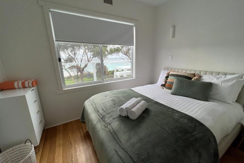 PIPI SHACK - Iconic Waterfront Shack Binalong Bay - Accommodation BNB 3