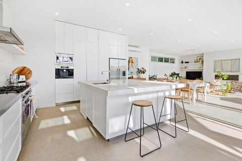 Poolside Paradise Mount Eliza - Accommodation BNB 1