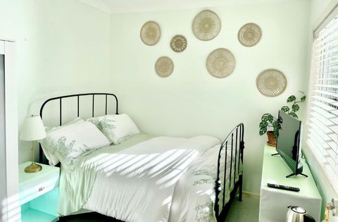 Private Bath Garden View Guest Room Pet Friendly - Accommodation BNB 3