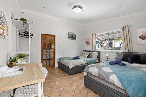 Quadruple Ensuite Room - Nearby Stations & Shops - Accommodation BNB 0