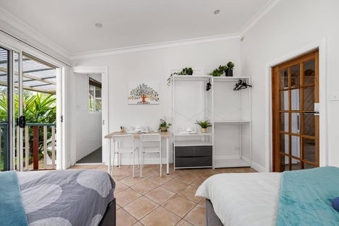 Quadruple Ensuite Room - Nearby Stations & Shops - Accommodation BNB 2