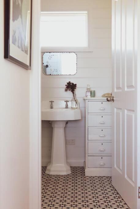 Quaint And Intimate 1-bed Seaside Cottage - Accommodation BNB 2