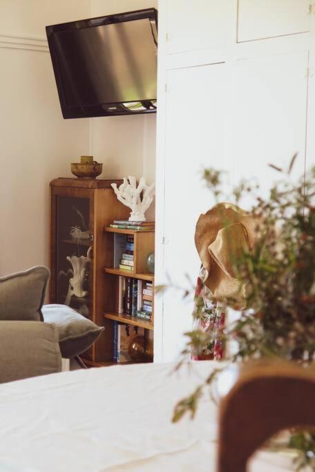 Quaint And Intimate 1-bed Seaside Cottage - Accommodation BNB 1