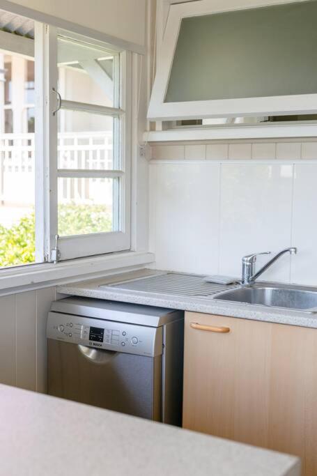 Quaint & Cosy 1 Bedroom Apartment In Queenslander. - Accommodation BNB 2