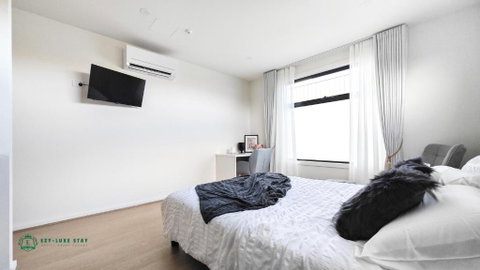 Queen Bed Stylish Suite With TV - Room 12 - Accommodation BNB 0
