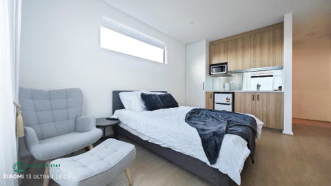 Queen Bed Stylish Suite With TV - Room 12 - Accommodation BNB 2