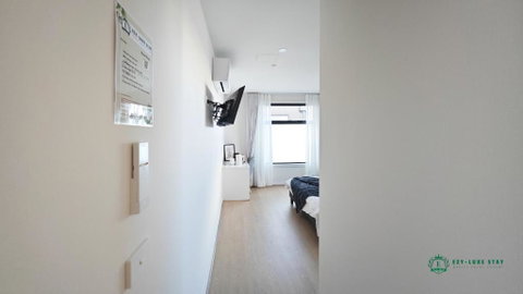 Queen Bed Stylish Suite With TV - Room 12 - Accommodation BNB 3