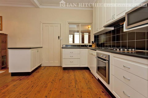 Red Brick Beauty - Central Cottage - Accommodation BNB 1