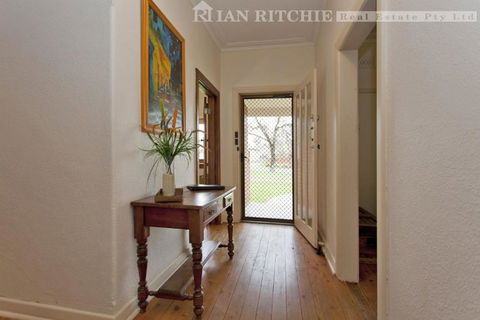 Red Brick Beauty - Central Cottage - Accommodation BNB 3