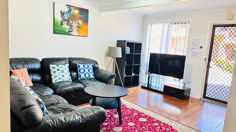 Quiet Family Townhouse In Wollongong CBD - Accommodation BNB 1