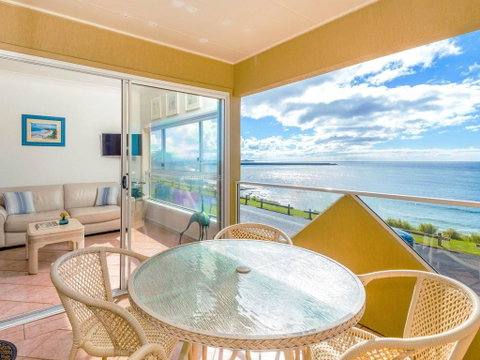 Avalon 1 - Overlooking Beautiful Convent Beach - Accommodation BNB 0