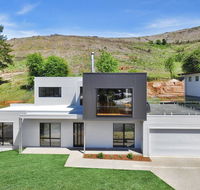 Balcony to Bogong - modern house ten minute stroll to town - Accommodation BNB