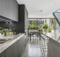 Balmain Bombshell Executive  Family Retreat - Accommodation BNB