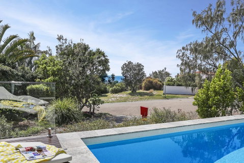 Barefoot Bungalow - Castaways Beach - Accommodation BNB 1