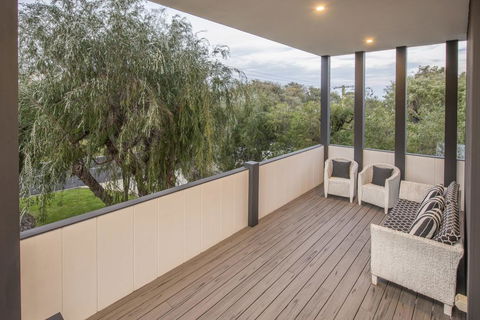 Bay View Retreat - Stunning Ocean Views And 300 Metres To Beach - Accommodation BNB 3