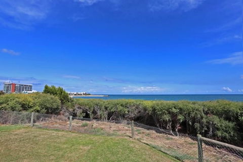 Beach Cottage In The Heart Of Mandurah - Accommodation BNB 3