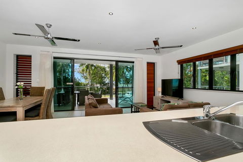 Beachfront Apartment With Ocean Views (4) - Accommodation BNB 3