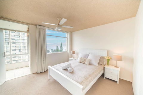 Beachfront Retro Apartment In Surfers Paradise - Accommodation BNB 2
