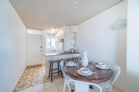 Beachfront Retro Apartment In Surfers Paradise - Accommodation BNB 3