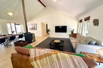 Redtail House - Carlotta with Accommodation BNB