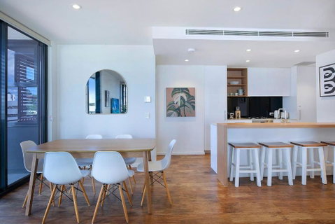 Regatta Hideaway - A Breezy Balcony Residence - Accommodation BNB 2