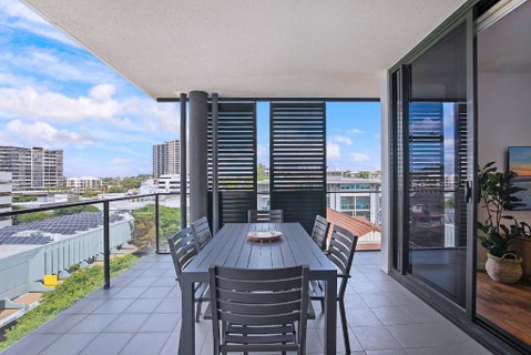 Regatta Hideaway - A Breezy Balcony Residence - Accommodation BNB 1