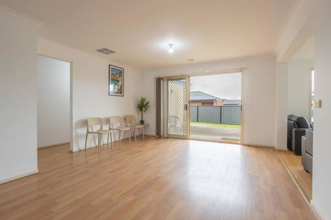 Relaxing Family Home In The Heart Of Tarneit - Accommodation BNB 2