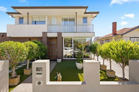 Renovated Bright Modern Retreat - Accommodation BNB 0