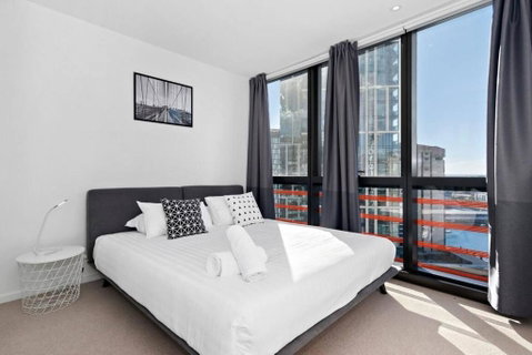 Resort-style Docklands Riverview Stay With Parking - Accommodation BNB 1