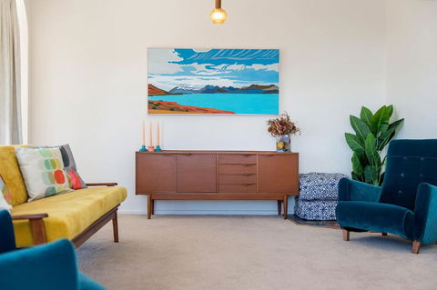 Retro Beach House - Accommodation BNB 2