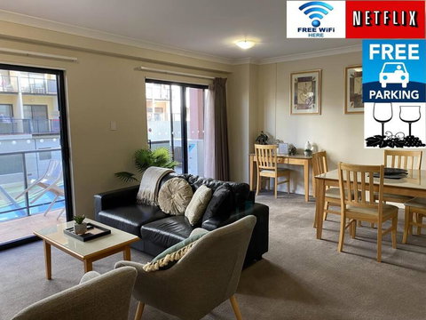 RIVERSIDE CITY VIEW PARKING NETFLIX WIFI WINE FREE - Accommodation BNB 0