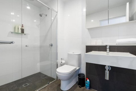 Roomy 2BR 2BA City-Centre Apt - Accommodation BNB 3
