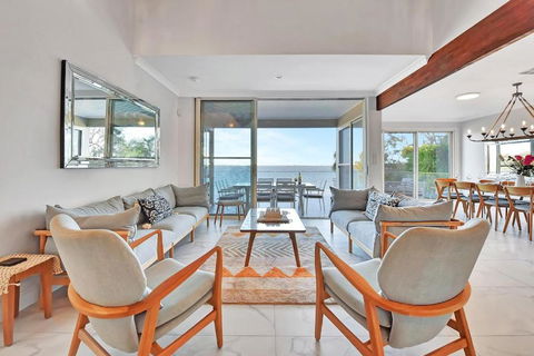 Royal Retreat Peaceful Lakefront - Accommodation BNB 1