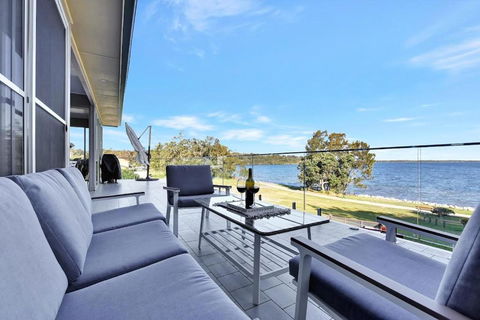 Royal Retreat Peaceful Lakefront - Accommodation BNB 0