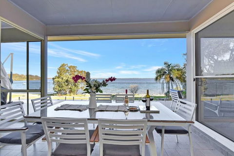 Royal Retreat Peaceful Lakefront - Accommodation BNB 2