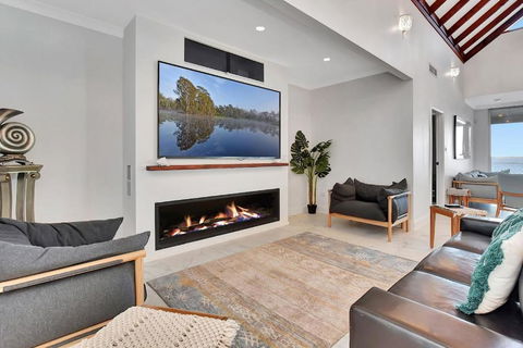 Royal Retreat Peaceful Lakefront - Accommodation BNB 3