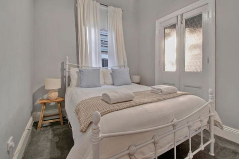 Rose Cottage - Stroll To CBD, Leafy Setting - Accommodation BNB 2