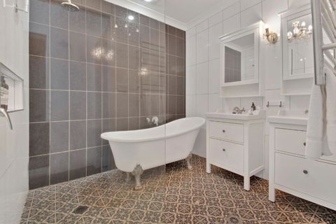Rose Cottage - Stroll To CBD, Leafy Setting - Accommodation BNB 3