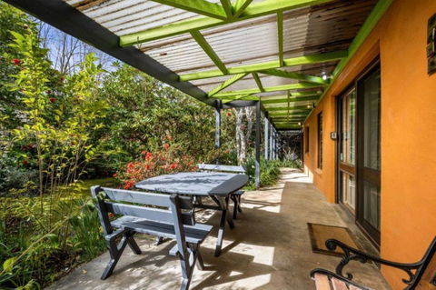 Roses On The River - An Absolute River Frontage Cottage - Accommodation BNB 2