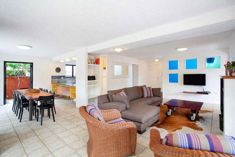 Ross Cres Spacious Private Beach House - Accommodation BNB 2