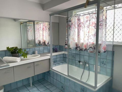 Runaway Bay Family Haven With 4beds - Accommodation BNB 2