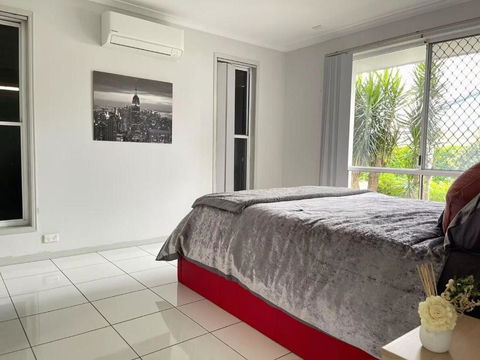 Runaway Bay Family Haven With 4beds - Accommodation BNB 3