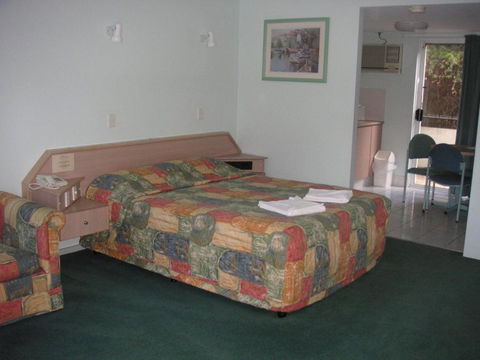Runaway Bay Motor Inn - Accommodation BNB 3