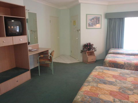 Runaway Bay Motor Inn - Accommodation BNB 2