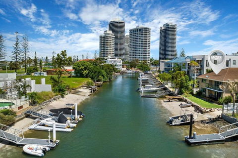 Runaway Bay Waterfront Delight - Accommodation BNB 0